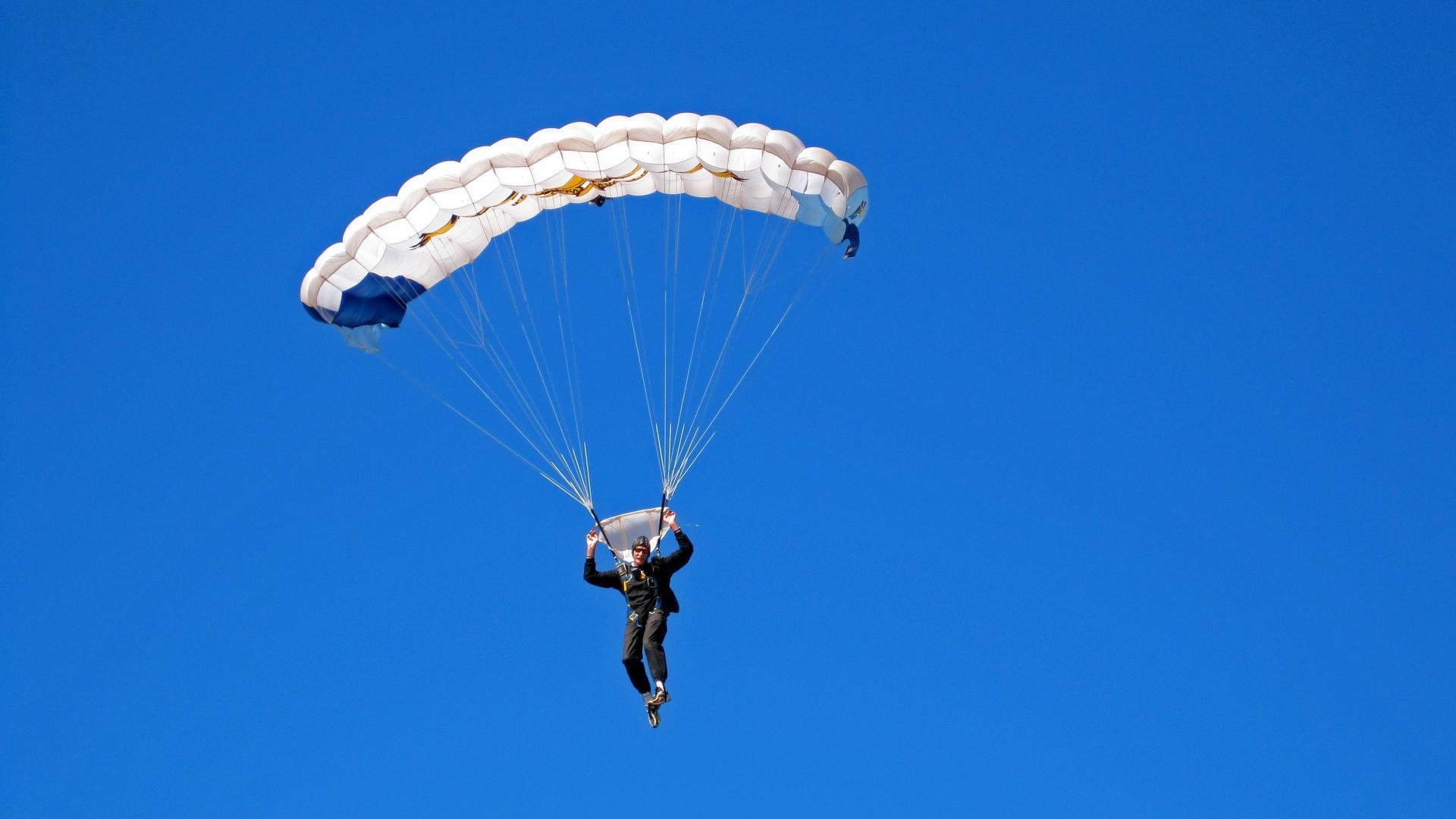 电子竞技的经济学分析：市场规模与商业模式，电子竞技产业的市场规模